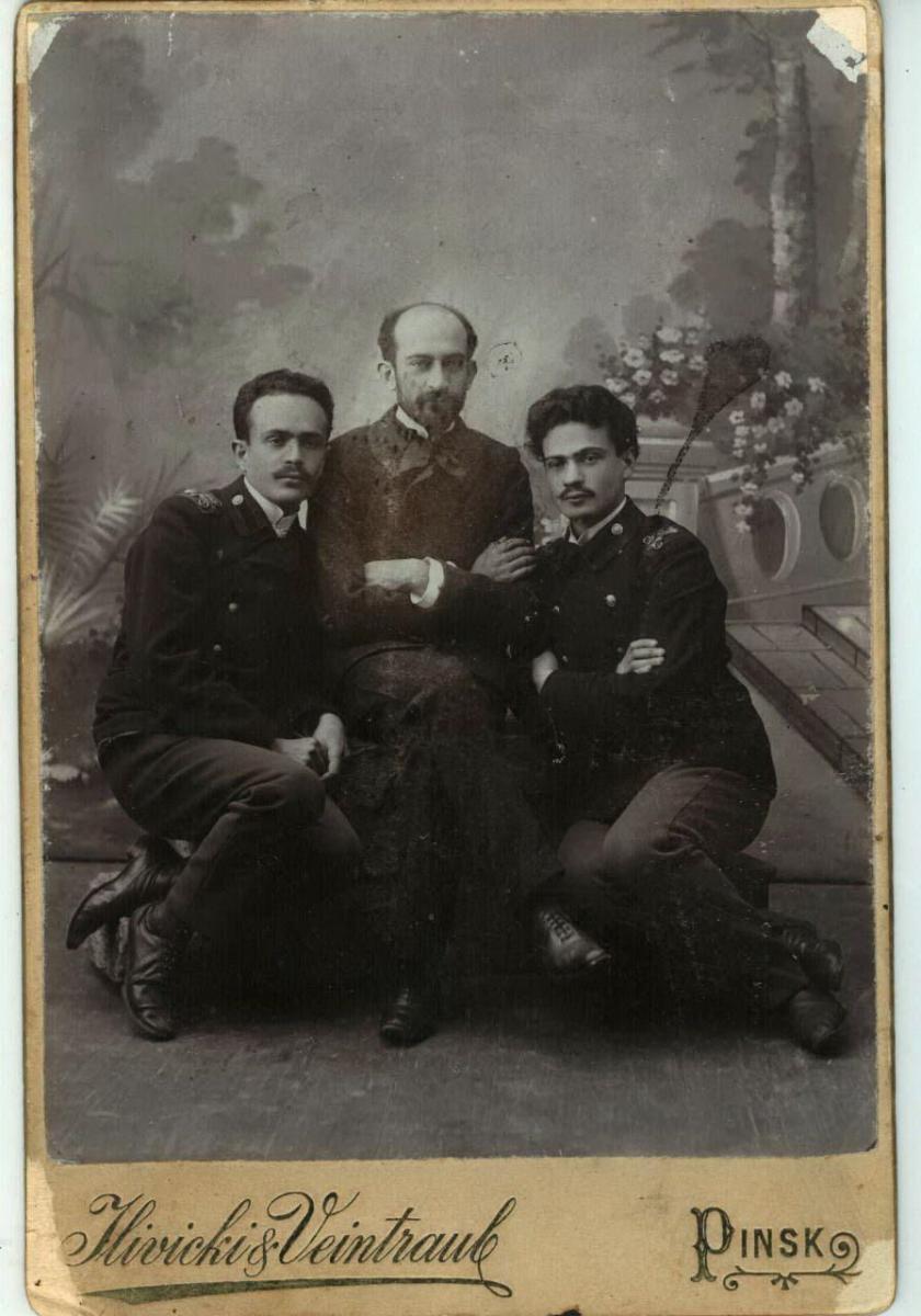 מימין: שמואל, חיים ומשה ויצמן, פינסק, בלרוס, 1905